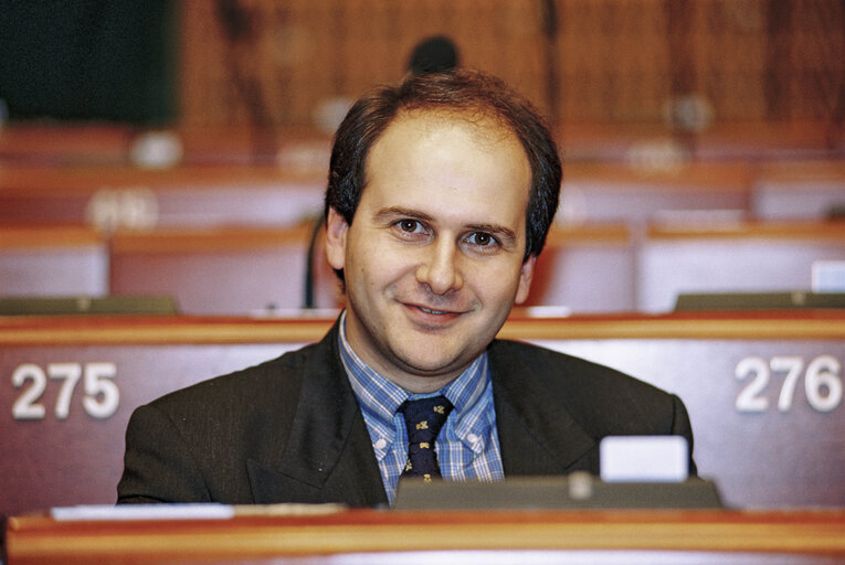 Valokuva 5: Portrait of Mep in the hemicycle of the European Parliament in Strasbourg