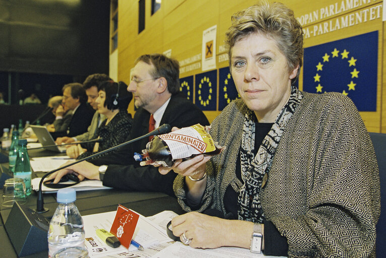 Fotografia 4: Press conference on the results of the WWF inquiry - chemicals check up in Strasbourg on April 21, 2004.