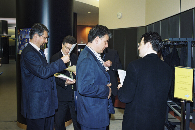 Suriet 3: Members of the UEF (Union of European Federalists) distribute tracts at the entrance of the Committee for Institutionl Affairs