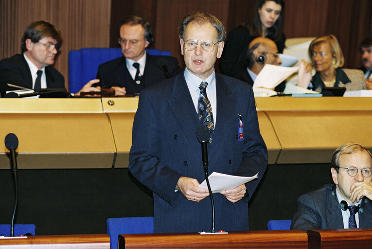 Foto 9: The President of the European Court of Auditors (ECA) presents the ECA annual report for 1995