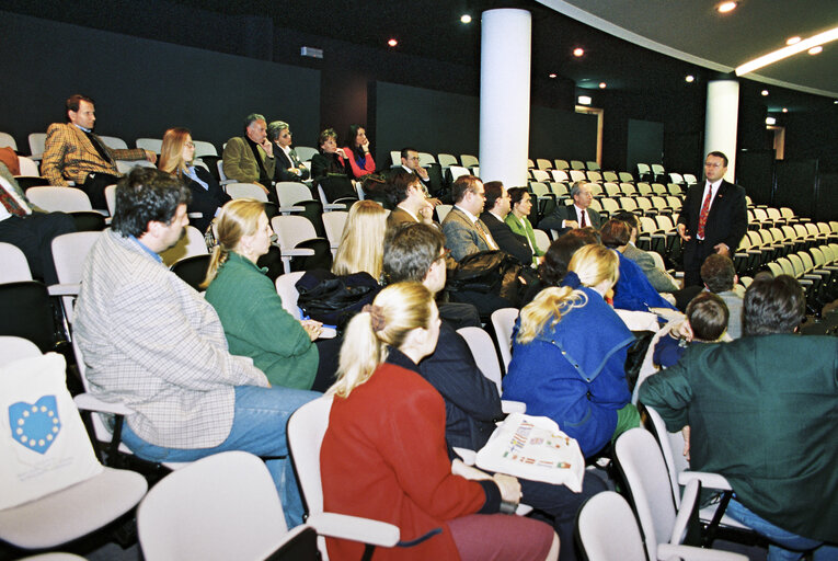 Fotografie 3: MEP Paul RUBIG with guests in the hemicycle in Brussels
