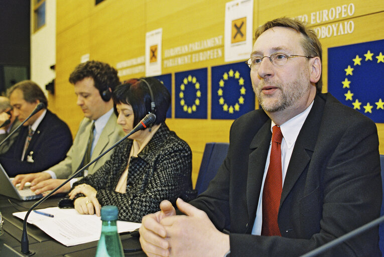 Fotografia 5: Press conference on the results of the WWF inquiry - chemicals check up in Strasbourg on April 21, 2004.