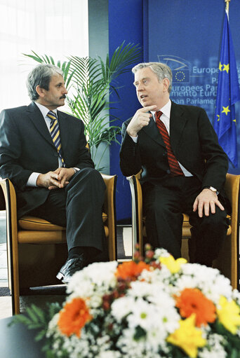 Fotografia 3: Mikulas DZURINDA, Slovak Prime Minister, meets Pat COX EP President in Strasbourg in April 2004.