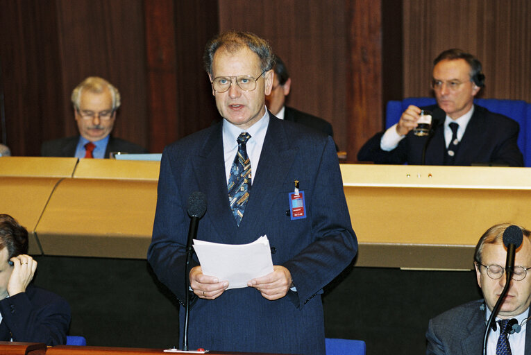 Foto 10: The President of the European Court of Auditors (ECA) presents the ECA annual report for 1995