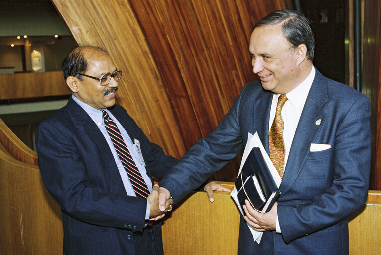 Valokuva 4: MEP Fernando FERNANDEZ MARTIN with Mr Suri SRIRAMA in Strasbourg