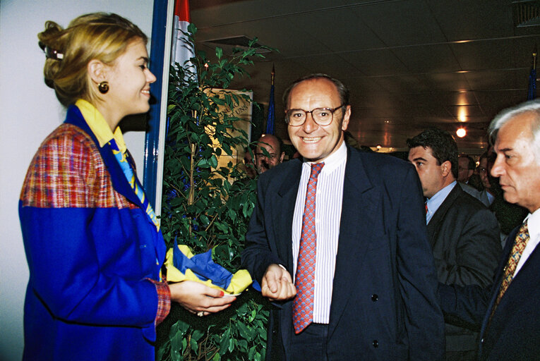 Photo 3 : Event for the launch of Euro currency