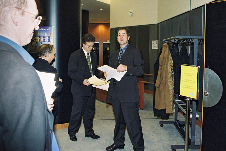 Suriet 4: Members of the UEF (Union of European Federalists) distribute tracts at the entrance of the Committee for Institutionl Affairs