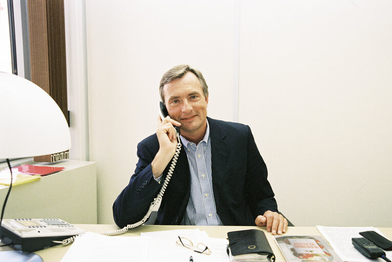 Foto 5: Photo portrait of Mr.Harald  ETTL at his office in Strasbourg