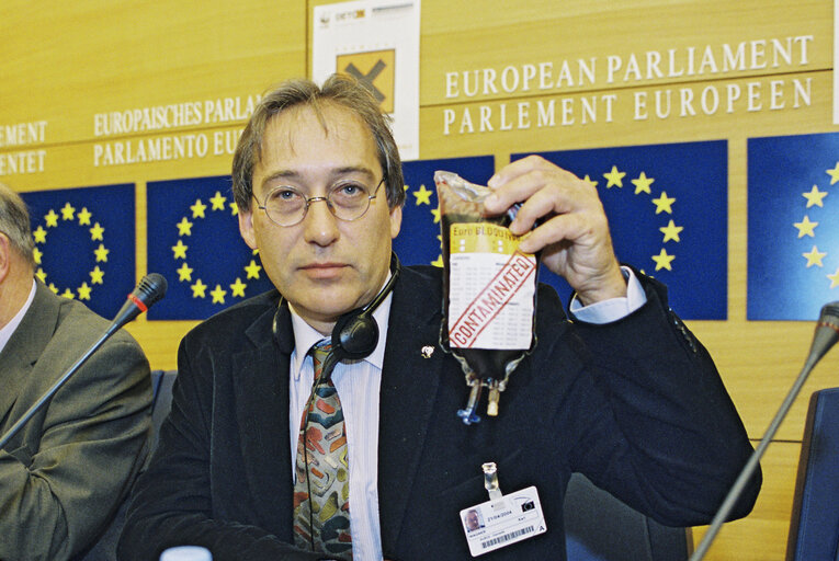 Fotografia 7: Press conference on the results of the WWF inquiry - chemicals check up in Strasbourg on April 21, 2004.