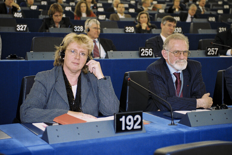 Fotogrāfija 25: MEPs Lena EK and Bronis?Çaw GEREMEK in Plenary Session at the European Parliament in Strasbourg