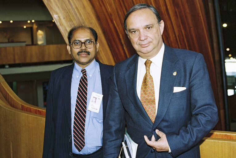 Valokuva 5: MEP Fernando FERNANDEZ MARTIN with Mr Suri SRIRAMA in Strasbourg