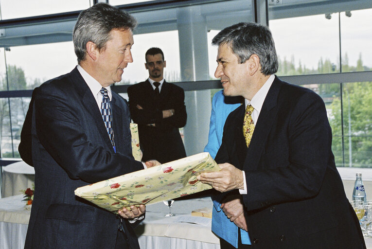 Foto 6: MEPs receiving Pictures of them at the European Parliament in Strasbourg