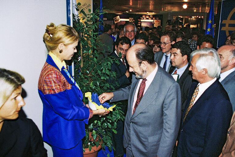 Photo 5 : Event for the launch of Euro currency