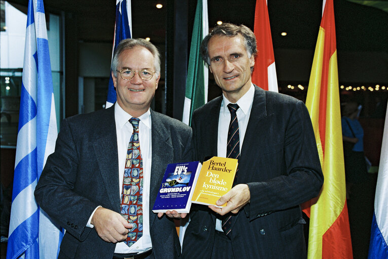 Fotogrāfija 3: MEPs Jens-Peter BONDE and Bertel HAARDER exchange their book in Strasbourg