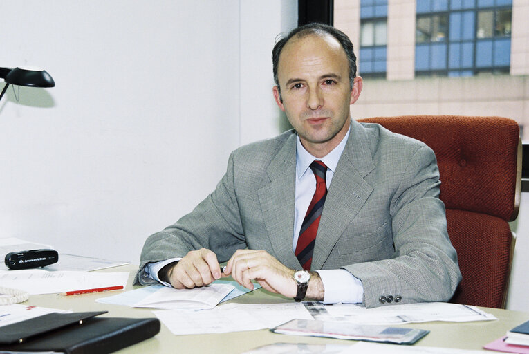 Fotogrāfija 2: Portrait of MEP Jose Javier POMES RUIZ in Brussels