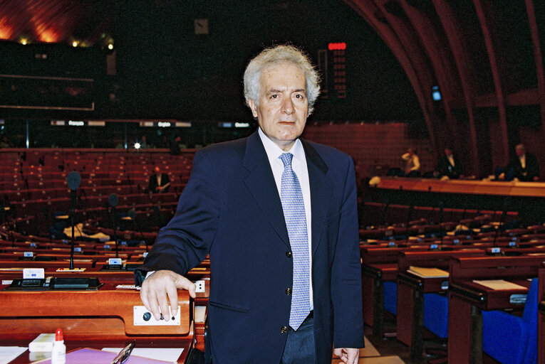 Снимка 6: Portrait of MEP Nikolaos PAPAKYRIAZIS in Strasbourg