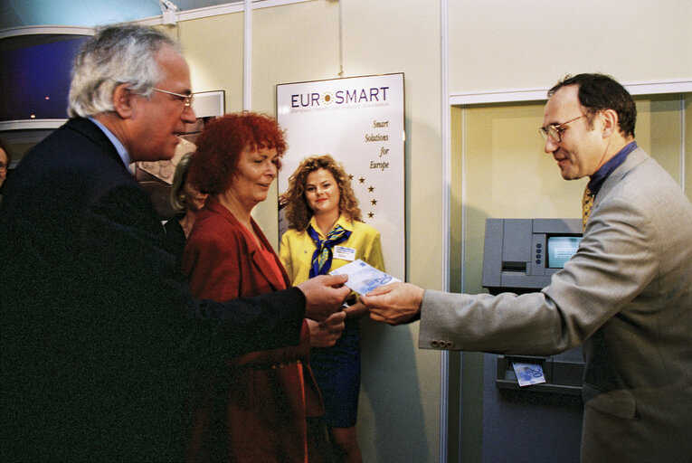 Foto 6: Event for the launch of Euro currency