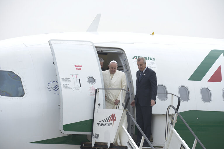 Fotografi 2: Official visit of His Holiness - Pope FRANCIS to the European Parliament in Strasbourg  Arrival at the Entzheim Airport