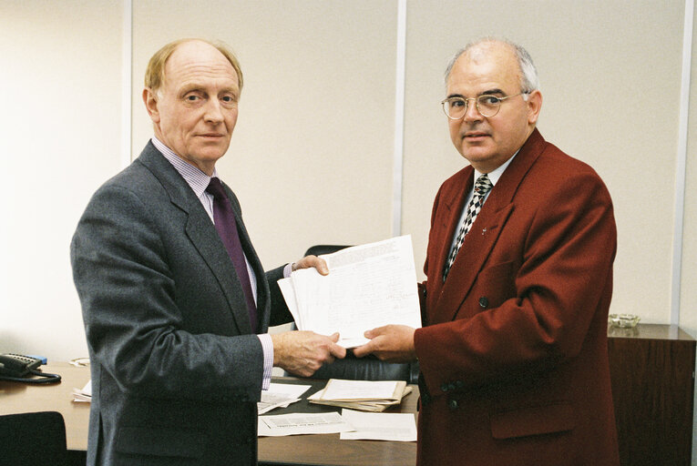 Foto 11: MEPs Neil KINNOCK and Terence WYNN at the European Parliament in Strasbourg