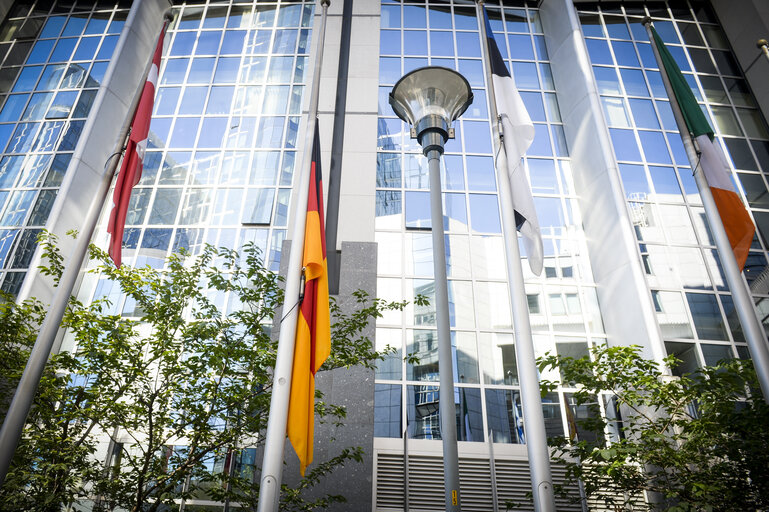 Fotogrāfija 3: German flag at half-mast following passing away of Former German Chancellor and Citizen of Honour of the European Union Helmut KOHL