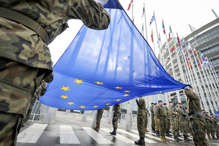 Fotografia 31: Open Day of the European institutions 2017 - Strasbourg -   Raise of the European Union flag by the Eurocorps