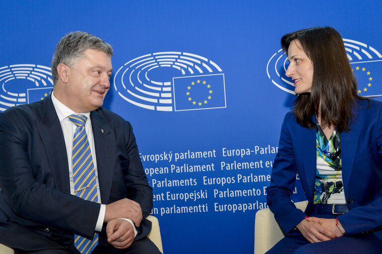 Fotogrāfija 1: Mariya GABRIEL meets with Petro POROSHENKO, President of Ukraine