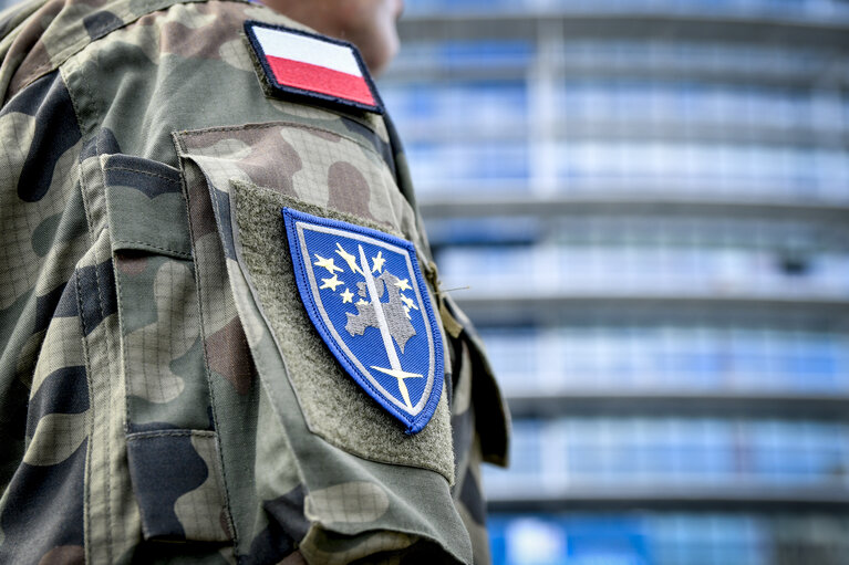 Foto 16: Open Day of the European institutions 2017 - Strasbourg -   Raise of the European Union flag by the Eurocorps