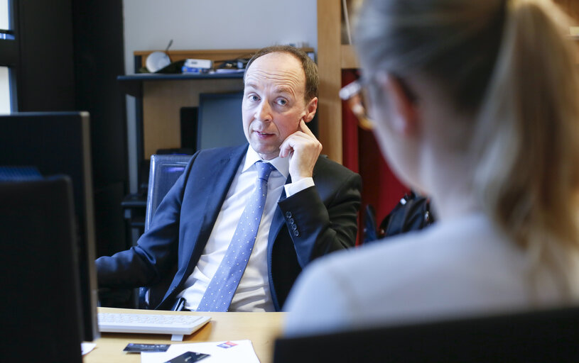 Foto 6: Journalist Eeva KARKKAINEN interview with Jussi HALLA-AHO