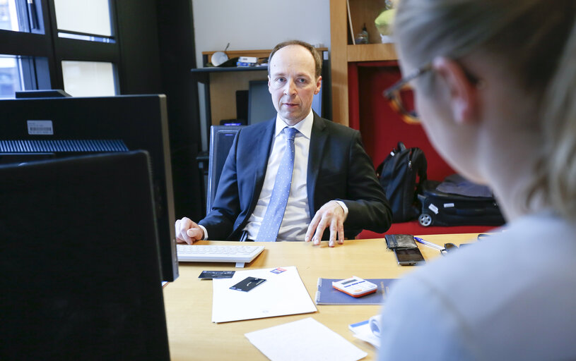 Fotogrāfija 7: Journalist Eeva KARKKAINEN interview with Jussi HALLA-AHO