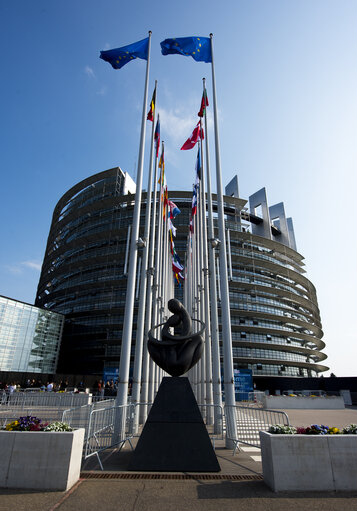 Fotografija 2: Flags in the European Parliament in Strasbourg - Sculpture ' Europe a coeur ' of Lyudmila Tcherina