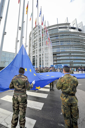 Fotografia 26: Open Day of the European institutions 2017 - Strasbourg -   Raise of the European Union flag by the Eurocorps