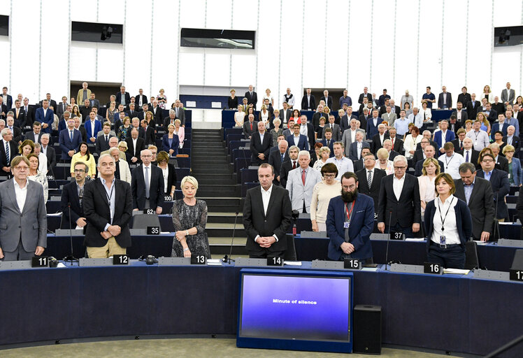 Fotogrāfija 8: Minute of silence for the victims of the London block fire of the Grenfell Tower in plenary session Week 24 2017 in Strasbourg