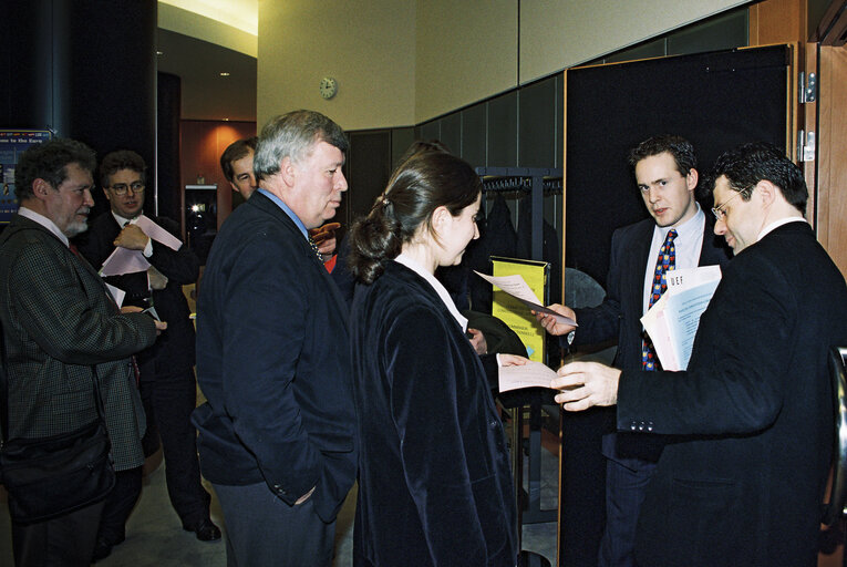 Suriet 5: Members of the UEF (Union of European Federalists) distribute tracts at the entrance of the Committee for Institutionl Affairs