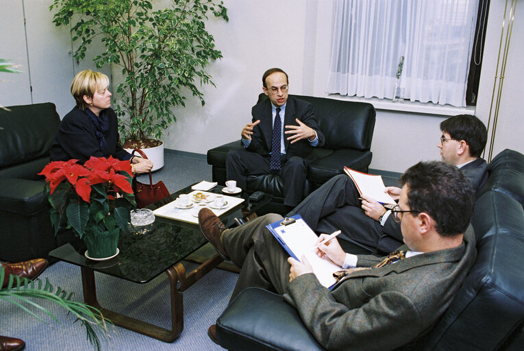 Fotogrāfija 2: ELDR MEPs during a meeting