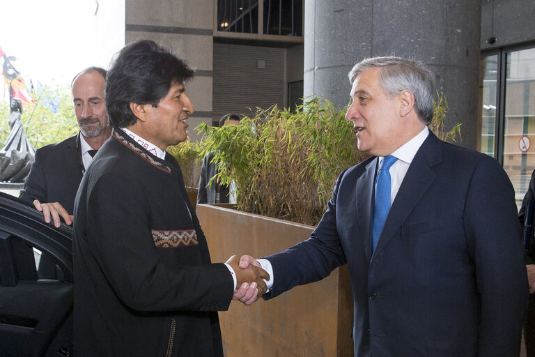 Foto 5: Official visit of the President of Bolivia. Welcome .