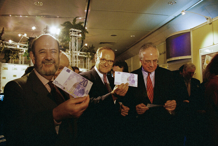 Photo 7 : Event for the launch of Euro currency