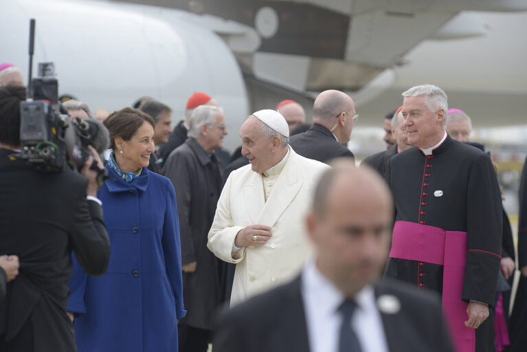 Fotografi 3: Official visit of His Holiness - Pope FRANCIS to the European Parliament in Strasbourg  Arrival at the Entzheim Airport