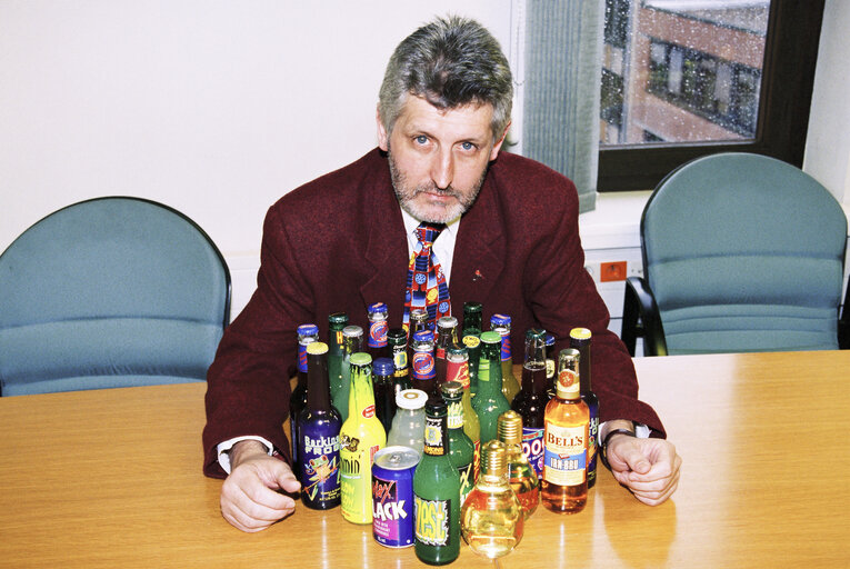 Valokuva 2: MEP Bill MILLER with premix cocktails