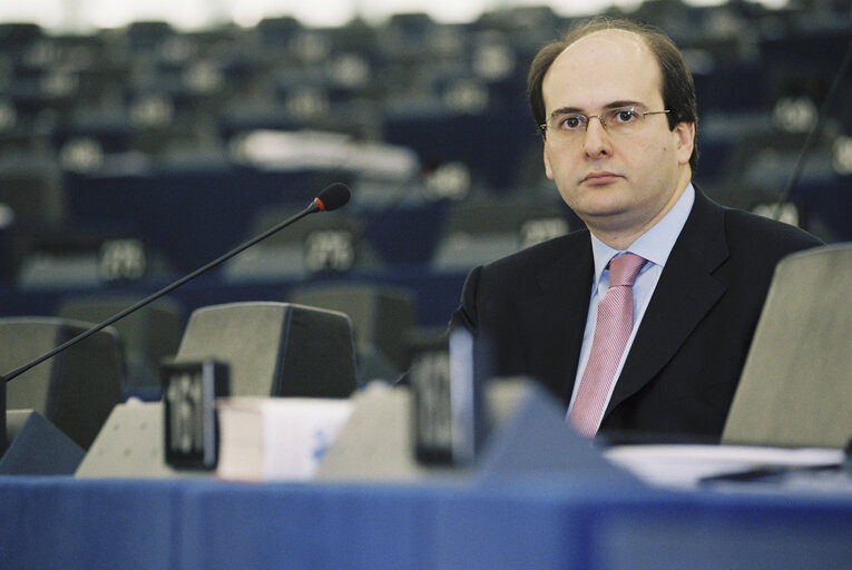 Foto 3: Portrait of the MEP Konstantinos HATZIDAKIS in Strasbourg in April 2004.