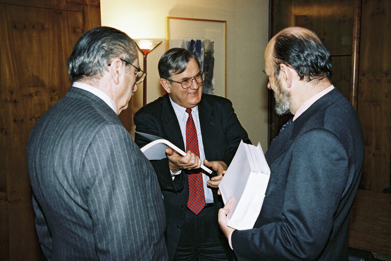 Photo 3 : EP President receives the report of the Temporary Committee of Inquiry into the Community Transit System