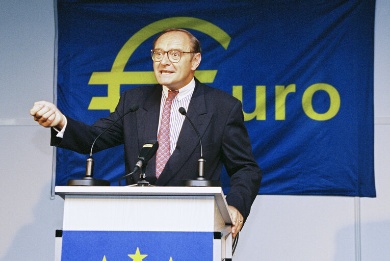 Photo 9 : Event for the launch of Euro currency