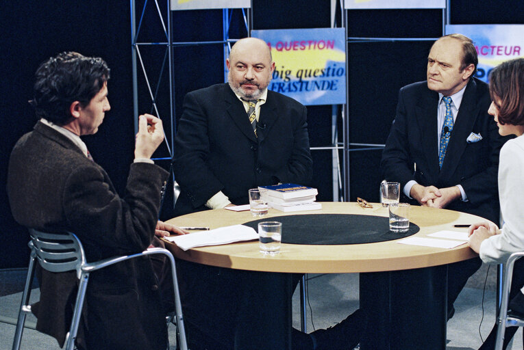 Fotogrāfija 6: French Commissioner Yves-Thibault de SILGUY takes part in the France 3 TV broadcast Europeos in Strasbourg