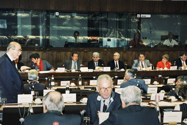 Fotografia 3: Visit of Israeli Foreign Minister David LEVY to the EP in Brussels - Exchange of views with AFET Committee