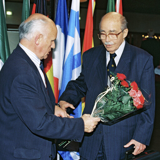 Otto von HABSBURG receives flowers