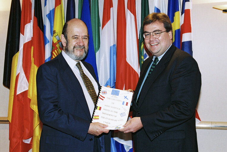 Fotagrafa 3: MEP Clive NEEDLE hands over letters from children of West Norfolk to EP President