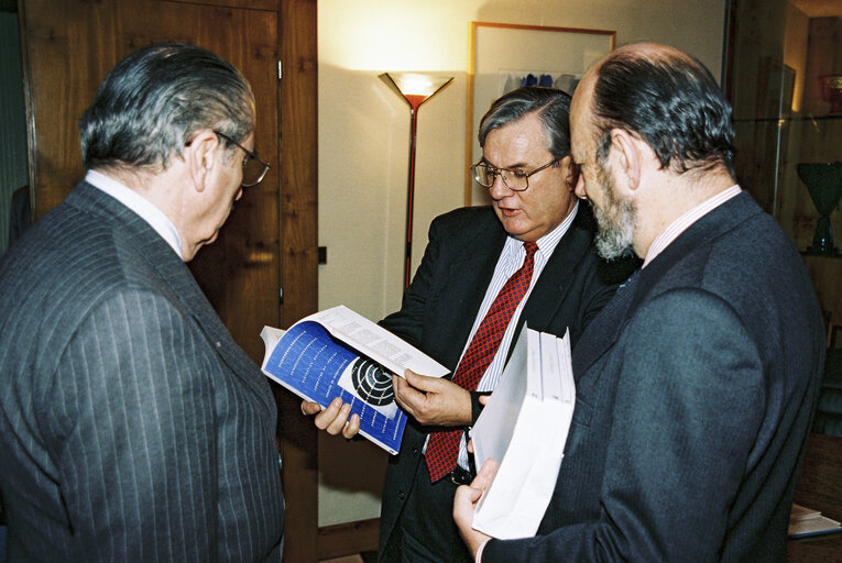 Photo 4 : EP President receives the report of the Temporary Committee of Inquiry into the Community Transit System