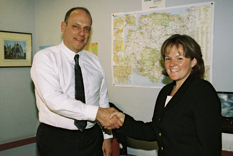 Foto 2: Giles CHICHESTER with a guest in his office.