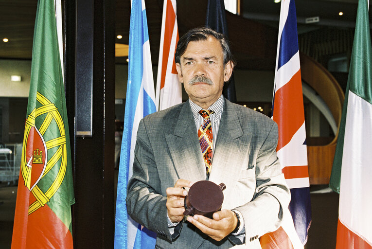 Suriet 7: MEP posing with anti personnel mines