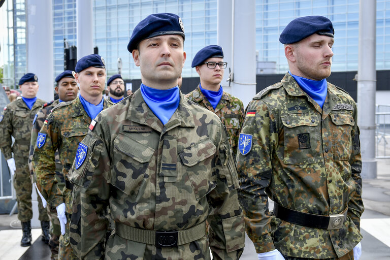 Foto 22: Open Day of the European institutions 2017 - Strasbourg -   Raise of the European Union flag by the Eurocorps