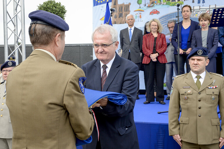 Foto 30: Open Day of the European institutions 2017 - Strasbourg -   Raise of the European Union flag by the Eurocorps